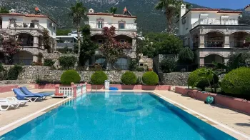 Ovacık Fethiye'de Ortak Havuzlu Geniş Üç Katlı Villa